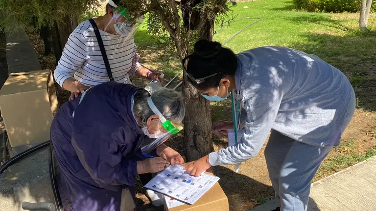 Juana, una mujer de de 93 a&ntilde;os. emite su voto en una mesa electoral que fue improvisada en el patio del recinto electoral del Instituto Americano. Leslie Lafuente