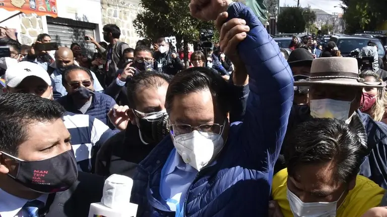 Luis Arce Catacora levanta su brazo en se&ntilde;al de triunfo. APG