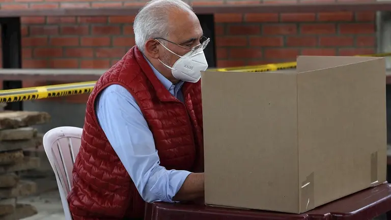 El candidato presidencial por Comunidad Ciudadana, Carlos Mes, emite su foto. EFE