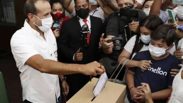 Luis Fernando Camacho vota en una Unidad Educativa en Santa Cruz. ERBOL