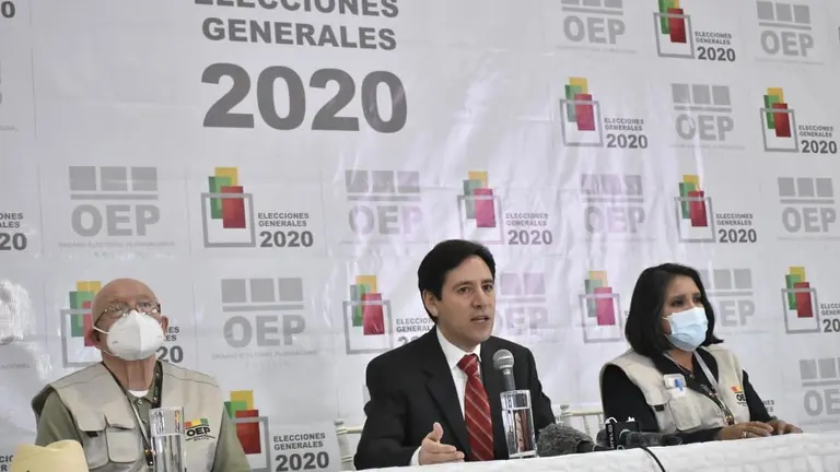 Salvador Romero y los vocales del Tribunal Supremo Electoral dan informe de media jornada. APG