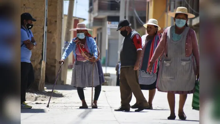 Adultos mayores acuden a votar en Tolata, Valle Alto cochabambino. DICO SOL&Iacute;S