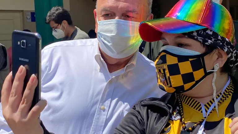 El ministro de Gobierno, Arturo Murillo, se toma una selfie con una ciudadana. Leslie Lafuente