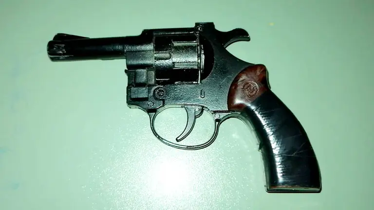  El arma de fuego que portaba el aprehendido. FELCC