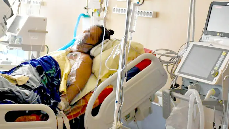 Una persona enferma con coronavirus está internada en el área de terapia intensiva de un hospital público. Dico SolÍs