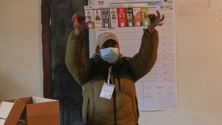 El conteo de votos tras el cierre de &aacute;nforas, en las elecciones del 18 de octubre, en Bolivia. EFE