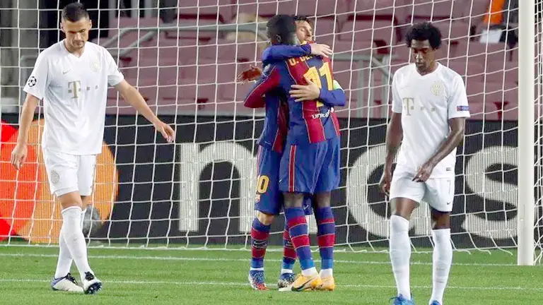 El delantero del FC Barcelona Ousmane Dembelé (2-d) celebra con Leo Messi (2-i) tras marcar el quinto gol. EFE