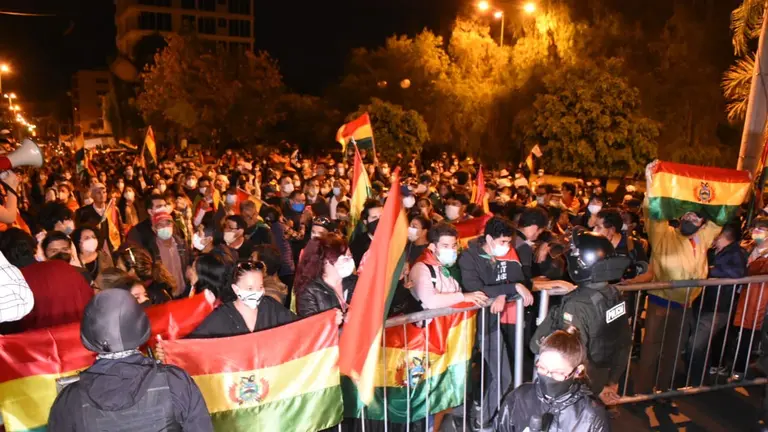 Centenares de personas protestan en la puerta del TED. (Dico Sol&iacute;s)