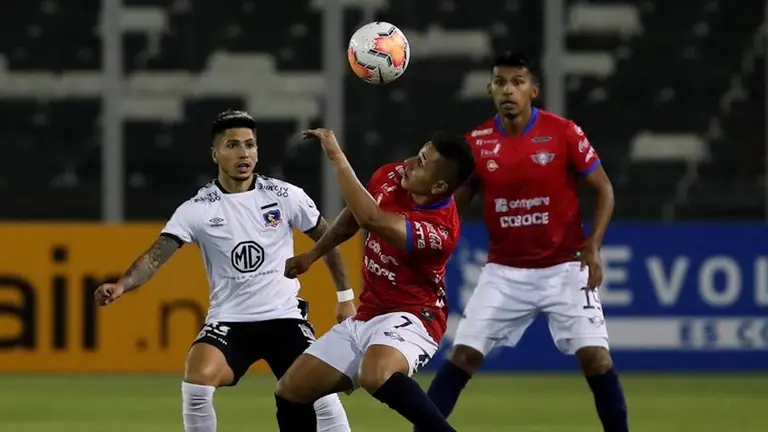 Incidencias del partido entre Wilstermann y Colo Colo en Chile. EFE
