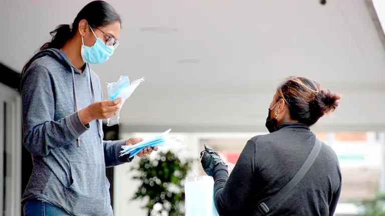 Dos mujeres venden barbijos en Quito, Ecuador. EFE