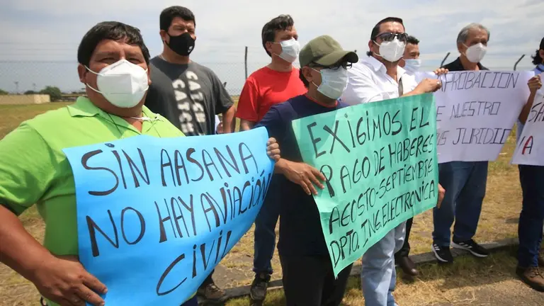 La medida de los trabajadores en el aeropuerto Jorge Wilstermann.  EFE