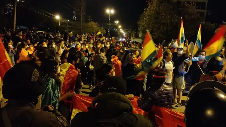 Centenares de activistas protesta en las puertas del centro de c&oacute;mputo del TED en El Portal. Noe Portugal.