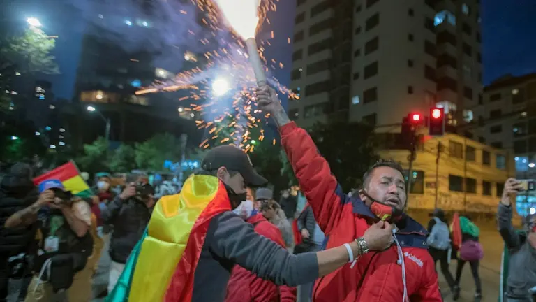 Los opositores al virtual presidente electo de Bolivia, Luis Arce, protestan alegando un supuesto fraude, en las calles de La Paz. EFE