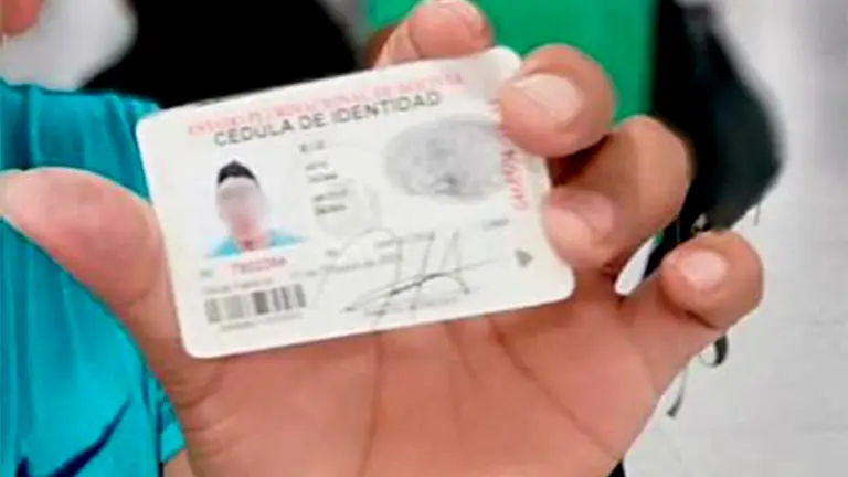 C&eacute;dula de identidad en Bolivia. Archivo