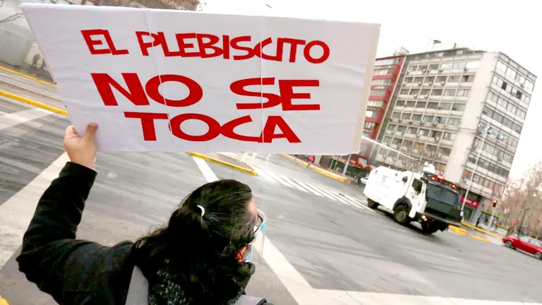 Chile cierra campaña para plebiscito constitucional con banderazo y caravana