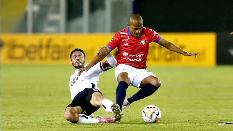 Una acción del partido entre Colo Colo y Wilster, en Chile. APG