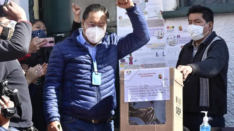 El ganador de las elecciones en Bolivia el momento en que emiti&oacute; su voto, en La Paz, el 18 de octubre. EFE
