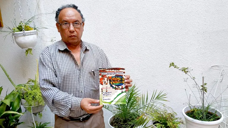El arquitecto y escritor Iván Kitaigorod con su libro &ldquo;Desmitifquemonos&rdquo;. CORTESÍA