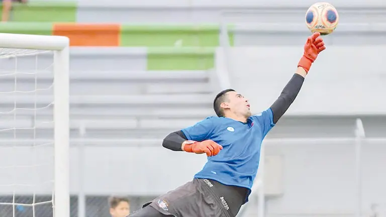 El portero Arnaldo Giménez durante una sesión de entrenamiento intenta alcanzar la pelota en el aire. 	      TWITTER- ARNALDO GIMÉNEZ