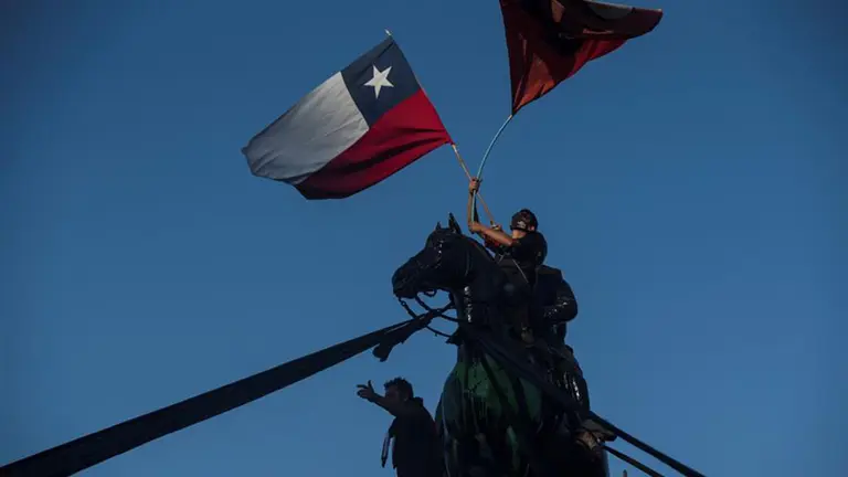 Manifestantes ondean banderas de Chile hoy, durante una toma de la Plaza Italia. EFE