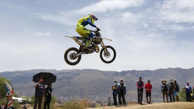Un corredor de la competencia de motocross en el circuito Quillacollo. APG