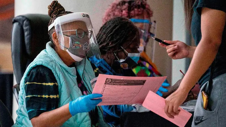 Varias personas son revisadas en California, donde se reportó un incremento de casos de coronavirus. EFE