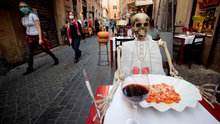 Protestas tras el anuncio del  primer ministro italiano, Giuseppe Conte, anunci&oacute; nuevas restricciones nacionales contra el coronavirus que entrar&aacute;n en vigor a partir del 26 de octubre e incluir&aacute;n el cierre de restaurantes y bares a las 6 de la tarde.  EFE