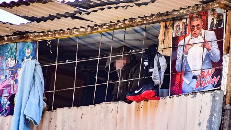 Un privado de libertad observa desde la ventana de la cárcel San Sebastián (varones), en Cochabamba. FOTO- Dico Solís