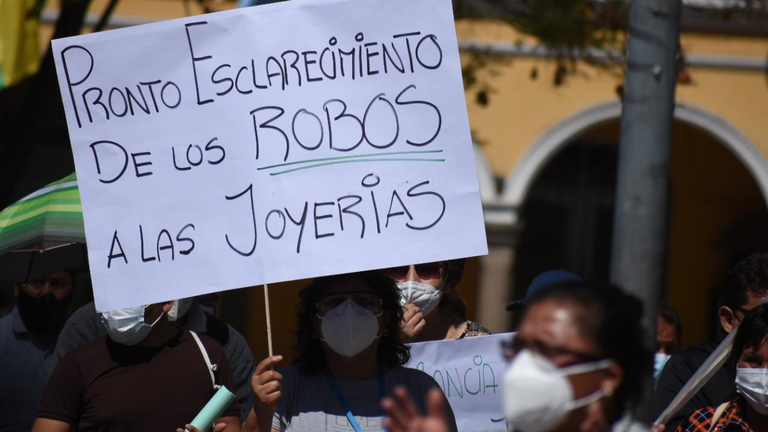 Protesta de Orfebres y propietarios de joyer&iacute;as en la plaza 14 de Septiembre. DICO SOL&Iacute;S