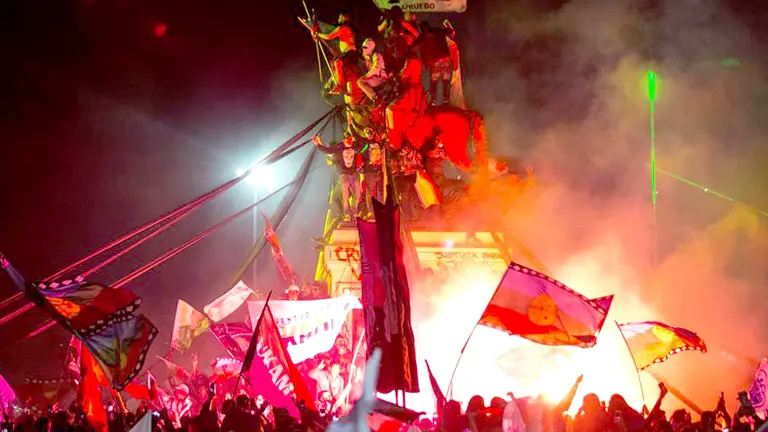 Decenas de personas celebran luego de conocer los resultados del plebiscito constitucional. EFE