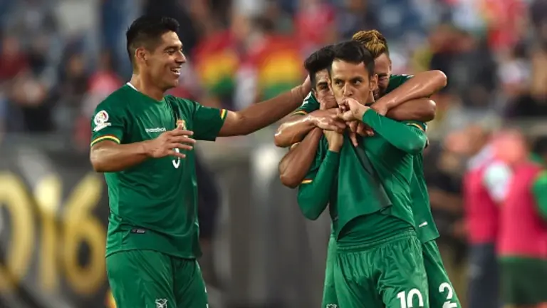 Jhasmani Campos (c), en una celebraci&oacute;n con sus entonces compa&ntilde;eros de la Selecci&oacute;n. Goal