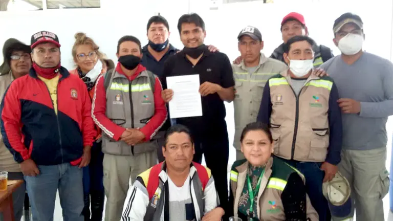 Limbert Morejón y los trabajadores de Emavra, tras la firma de convenio interinstitucional. MOREJÓN DEL SUR