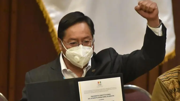 El presidente electo Luis Arce recibe su credencial en La Paz.