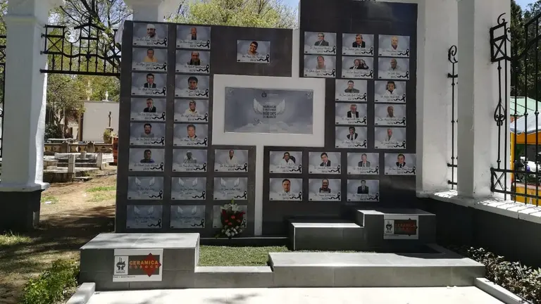 Conclusi&oacute;n del muro en homenaje a los M&eacute;dicos de Cochabamba en el cementerio. (COBOCE Cer&aacute;mica)