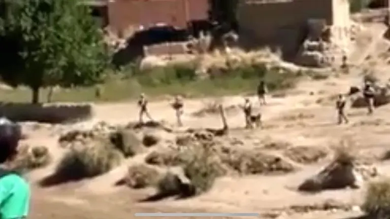 El momento en que los gendarmes argentinos llegan hasta el r&iacute;o internacional. El Potos&iacute;-captura de pantalla