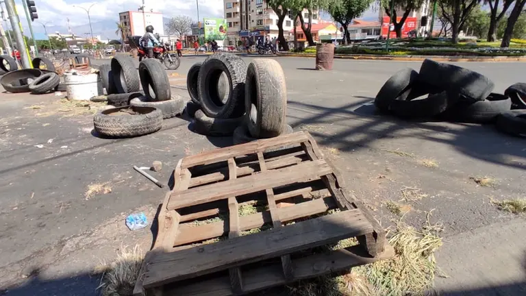 Un punto de bloqueo en la avenida Per&uacute; y Blanco Galindo. (NOE PORTUGAL)