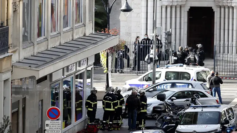 Operativo policial en la iglesia de Niza, Francia. EFE