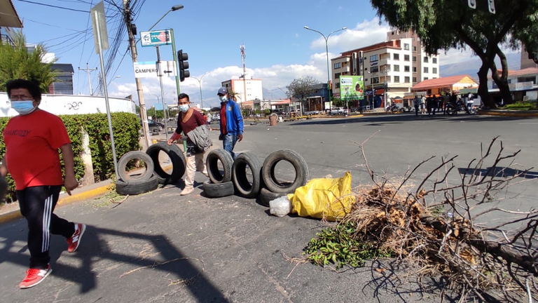 Un punto de bloqueo en defensa de los 2/3 en la avenida Per&uacute; y blanco Galindo. NO&Eacute; PORTUGAL