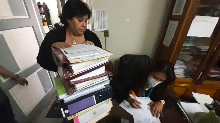 Patricia Arce entrega informes y su renuncia en el Concejo Municipal de Vinto, este viernes. ALCALDÍA DE VINTO