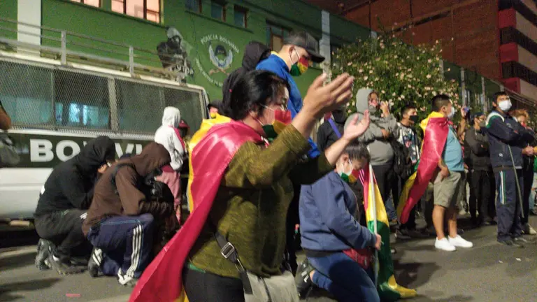 Un grupo de personas se arrodilla en oraci&oacute;n en puertas de la Polic&iacute;a. Alejandro Orellana
