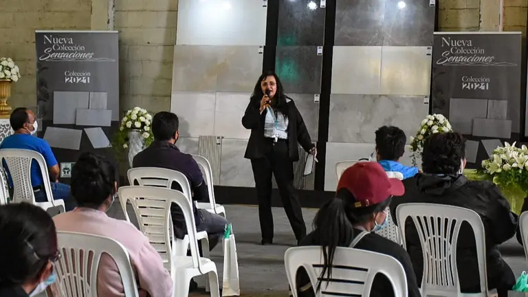 La gerente comercial de Cer&aacute;mica, COBOCE Karen Reintsch expone la colecci&oacute;n Sensaciones en una sucursal de la empresa en la avenida Blanco Galindo. (Dico Sol&iacute;s)