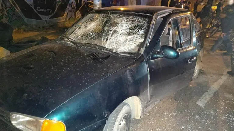 Uno de los veh&iacute;culos que fue da&ntilde;ado. CORTES&Iacute;A