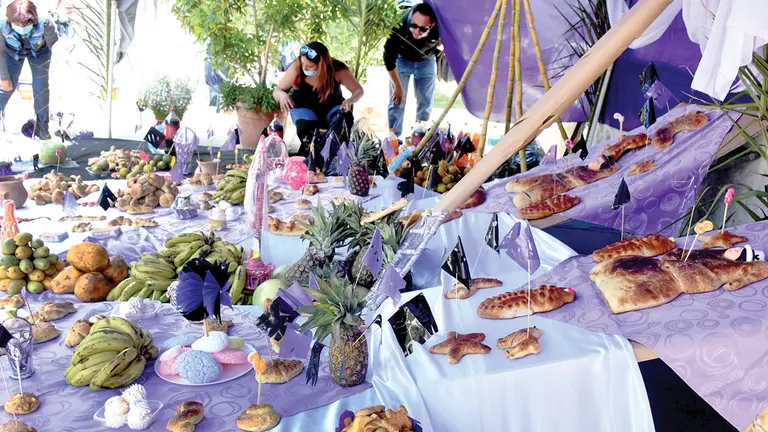 Una mesa tendida en la plaza de Colcapirhua en honor a los difuntos que perecieron en pandemia.Dico SolÍs