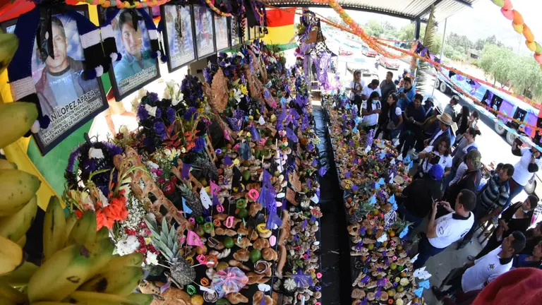 La gigantesca mesa que se arm&oacute; en Huayllani, el lugar donde 12 personas murieron en 2019. DICO SOL&Iacute;S
