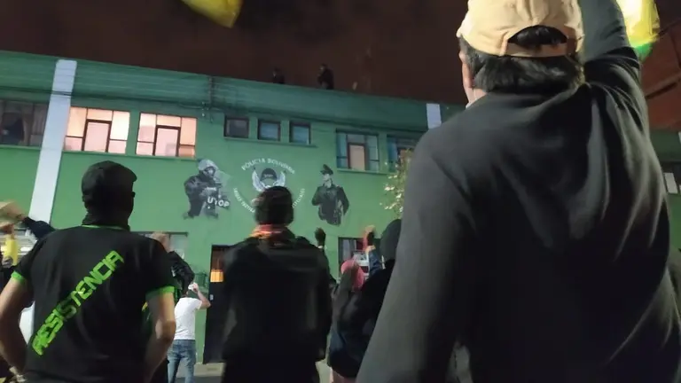 Un grupo de personas, durante las protestas en las puertas de la UTOP, donde agredieron a periodistas el viernes. (Alejandro Orellana)