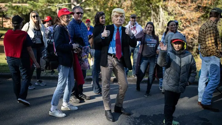 Los partidarios del presidente de los Estados Unidos, Donald J. Trump, esperan en la fila antes del evento de la campa&ntilde;a 'Make America Great Again Victory Rally' en el aeropuerto Richard B. Russell en Roma, Georgia, EEUU. EFE