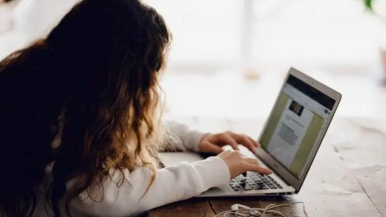 Una joven pasa cursos en línea. Explora.cl