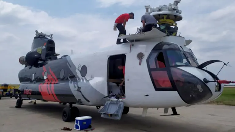 Chinook, el helic&oacute;ptero que coadyuva en los trabajos de mitigaci&oacute;n de incendios forestales. ABI