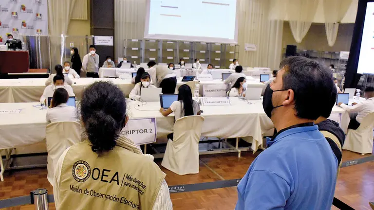 Observadores internacionales en el cómputo de actas del TED Cochabamba.	       Dico SolÍs