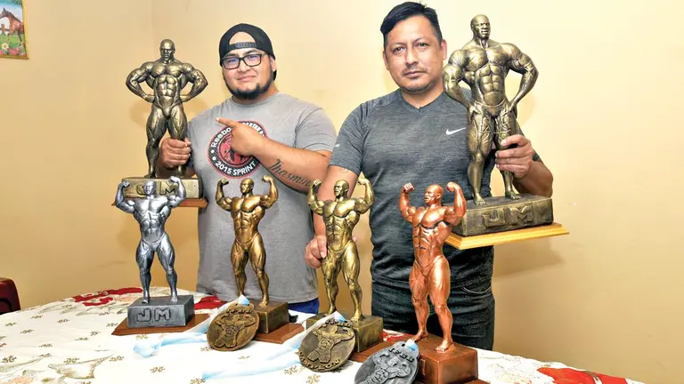 Benjamín Delgado (i) y Richard Villarroel exponen las estatuillas que crearon.          FOTOS- NOÉ PORTUGAL